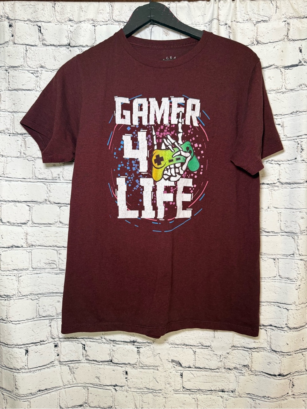 Graphic maroon tshirt. Size XL